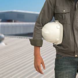 Ouvrier d’un couvreur de Couverture A9 portant un casque de chantier sous le bras